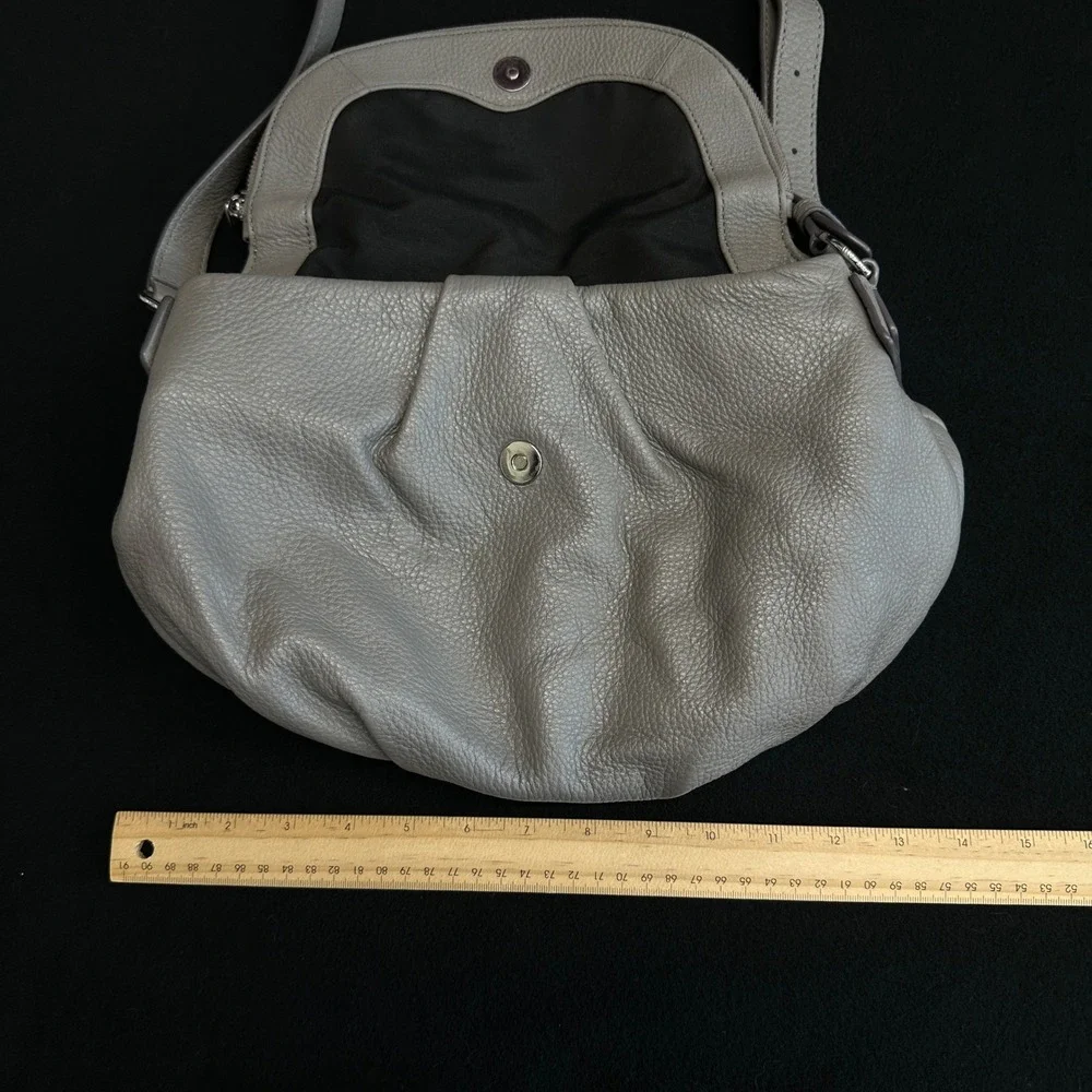 Marc Jacobs Grey Pebbled Leather Crossbody Bag Silver Logo Plaque Slouchy Hobo
